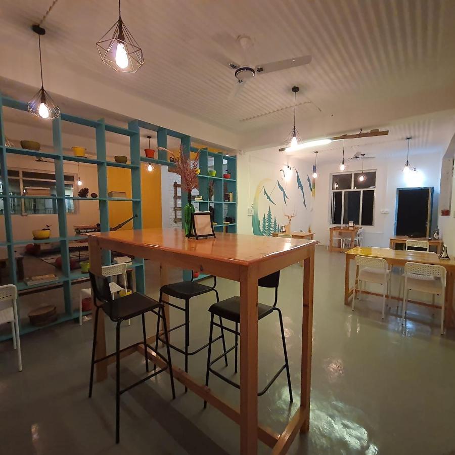 Hotel Barefoot Bir Coliving Coworking Cafe Exterior foto