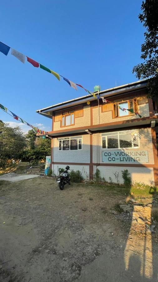 Hotel Barefoot Bir Coliving Coworking Cafe Exterior foto