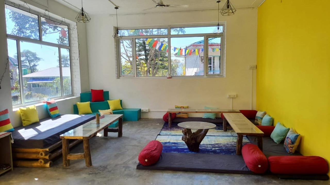 Hotel Barefoot Bir Coliving Coworking Cafe Exterior foto